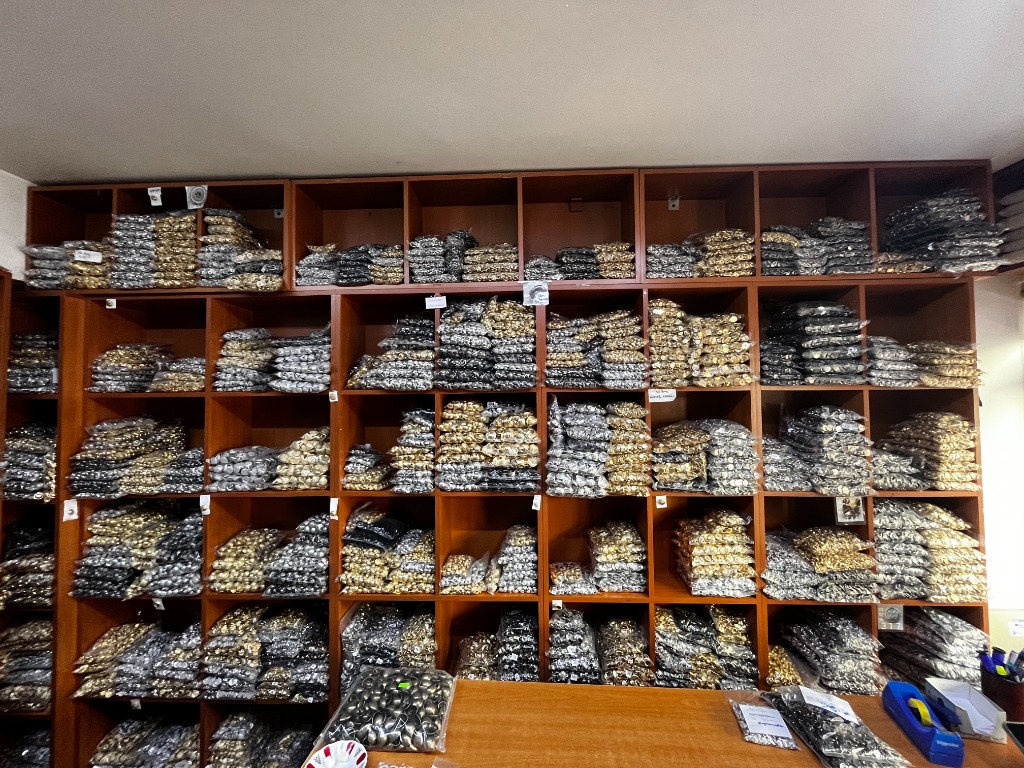 Sümbül Düğme Eminönü Galerisi ve Stok Rafları